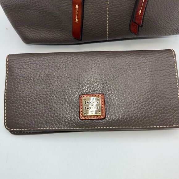Dooney & Bourke Pebble Grain Zipper Pocket Sac with matching Wallet - Picture 4 of 16